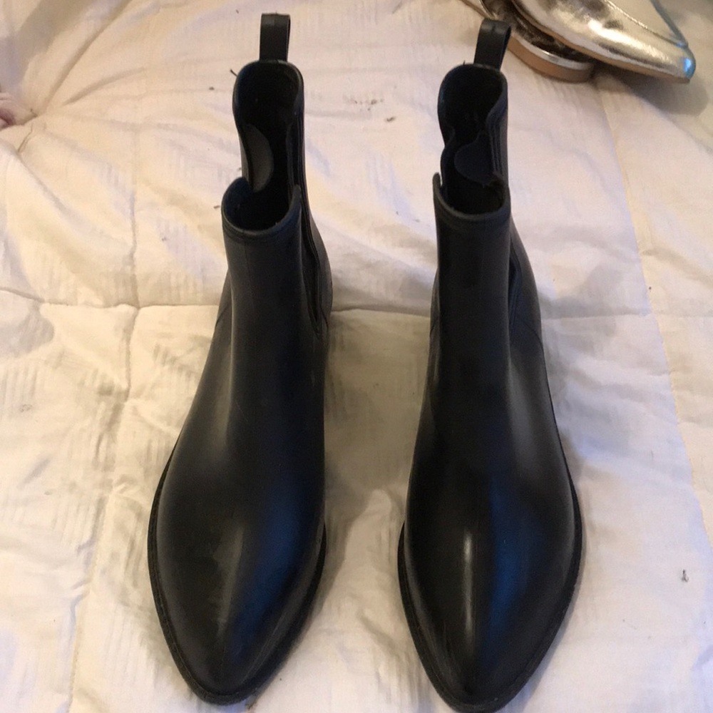 urban outfitters rain boots